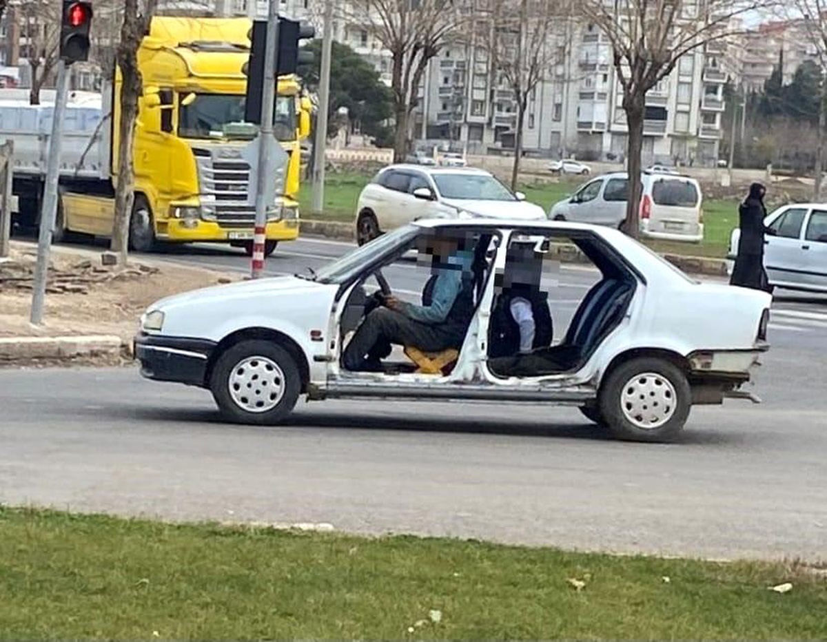 Şanlıurfa\'da Kapısız ve Koltuksuz Otomobilde Yolculuk Şaşkınlık Yarattı