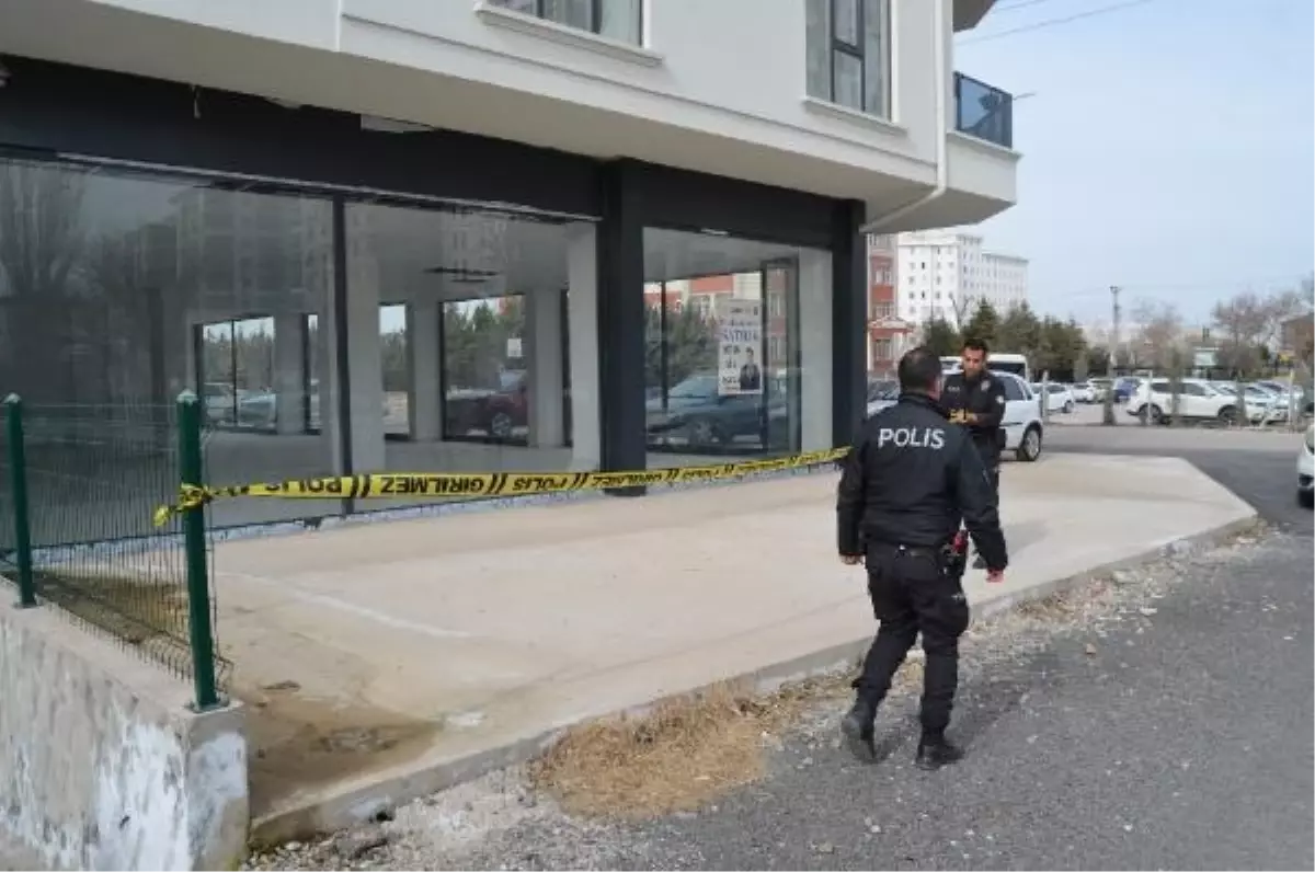 Aksaray\'da Balkon Camı Takarken Düşen İşçi Ağır Yaralandı