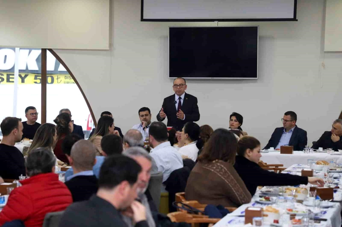 Turgutlu Belediye Başkanı Çetin Akın, TÜMBELSEN\'li daire müdürleri ve memurlarla kahvaltıda bir araya geldi
