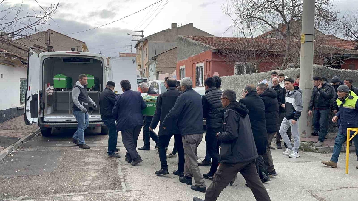 Eskişehir\'de bıçaklı kavgada hayatını kaybeden genç son yolculuğuna uğurlandı