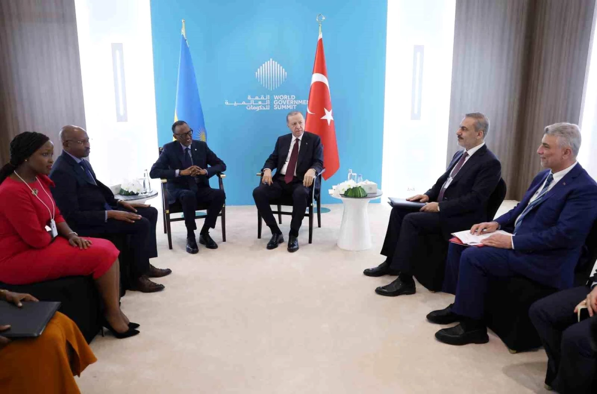 Cumhurbaşkanı Erdoğan, Dubai\'de Ruanda Devlet Başkanı Paul Kagame ile bir araya geldi