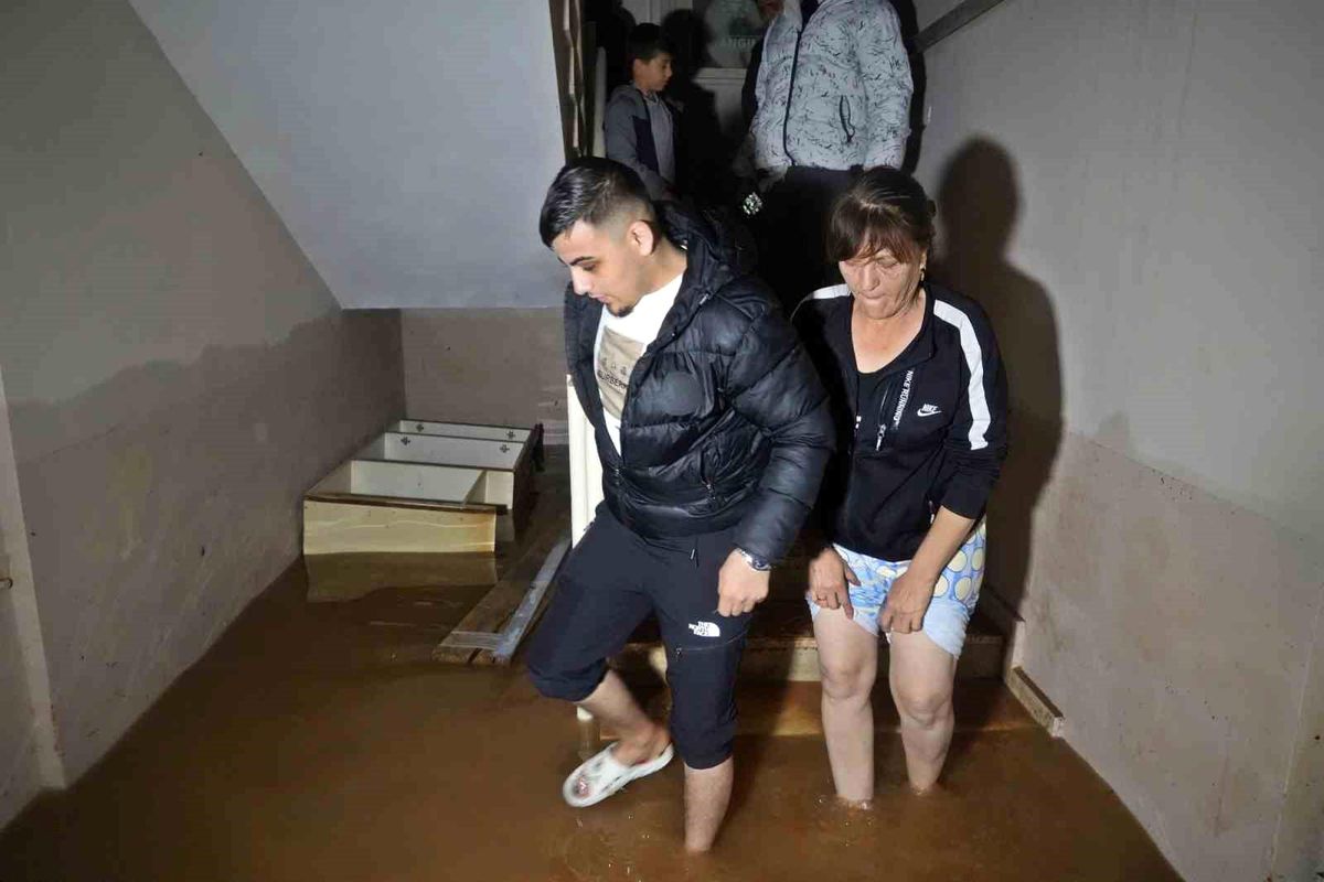 Antalya\'da Yaşlı Kadının Evi Su Baskınına Uğradı
