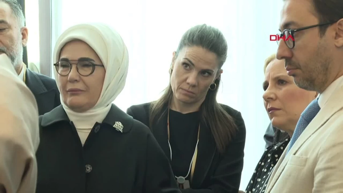 Emine Erdoğan gazetecilerle ayaküstü sohbet etti