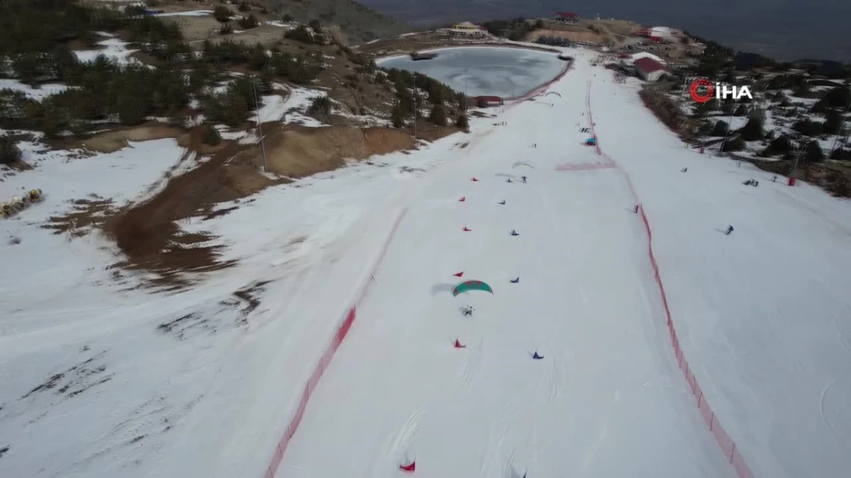 Ergan Dağı\'nda yamaç paraşütlü kayak keyfi