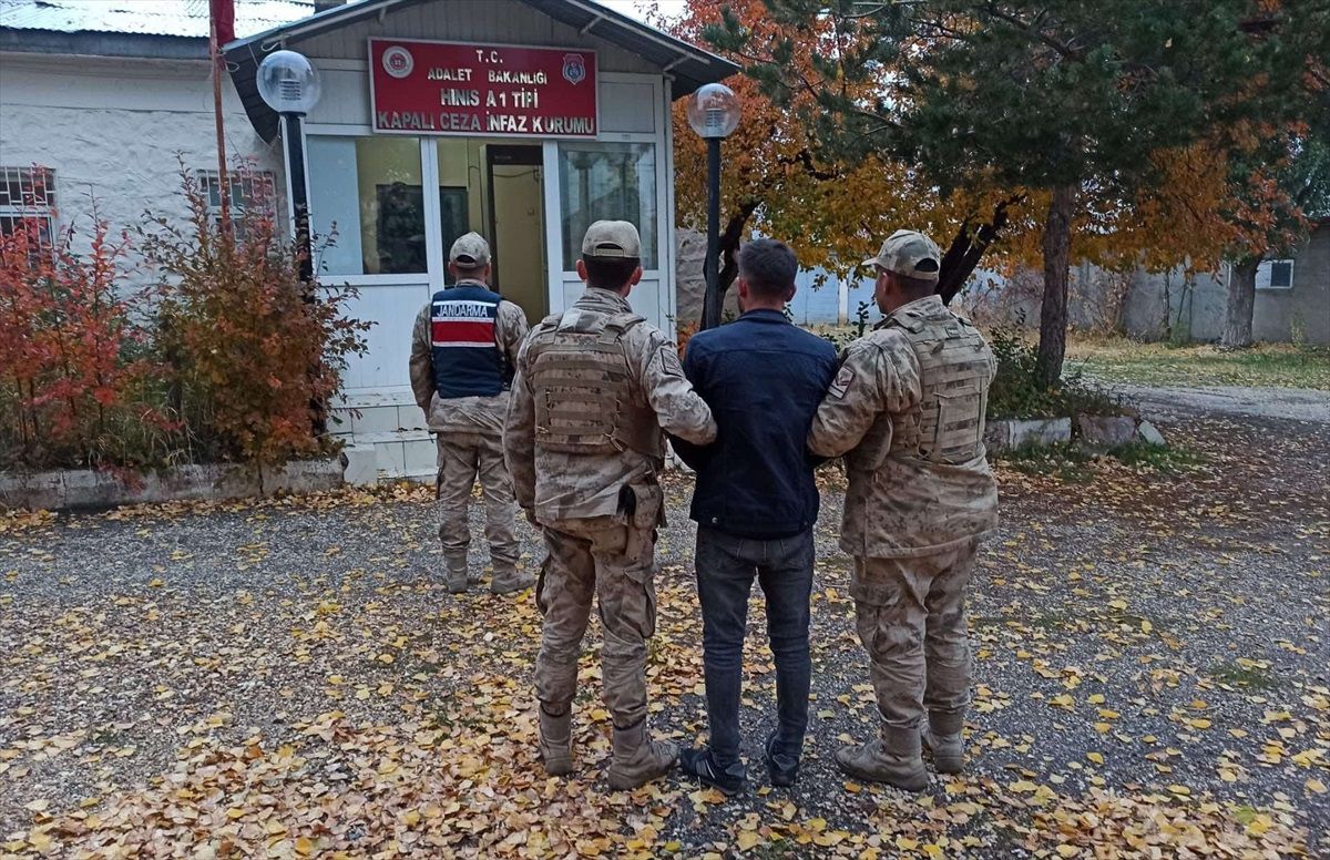 Erzurum\'da jandarma tarafından yapılan çalışmada aranması bulunan 20 kişi yakalandı