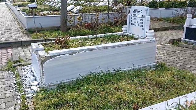 Esenyurt'ta Kadın, Babasının Mezarını Parçaladı