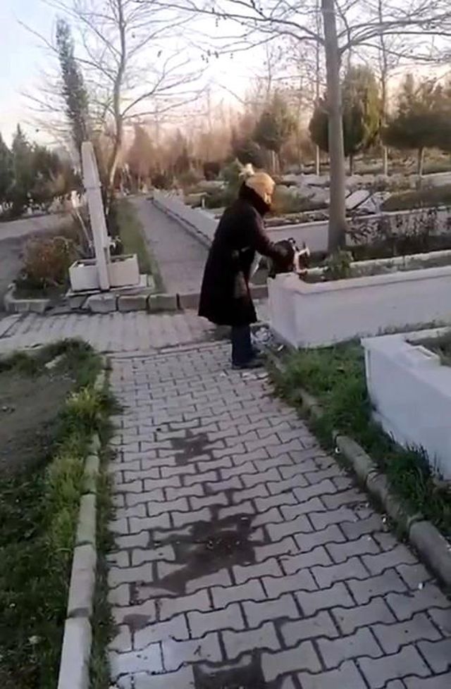 Esenyurt'ta Kadın, Babasının Mezarını Parçaladı
