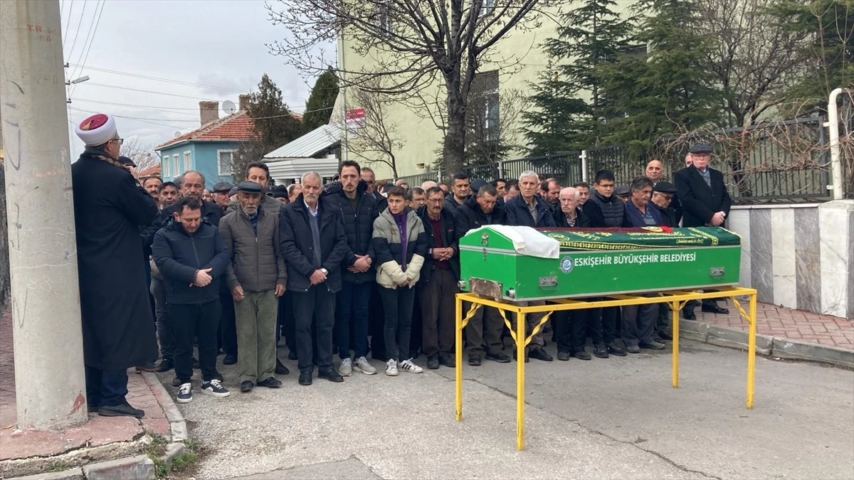 Eskişehir\'de Bıçaklı Kavga Sonucu Hayatını Kaybeden Gencin Cenazesi Defnedildi