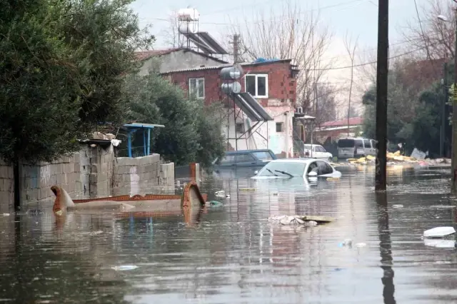 Görüntü sele teslim olan Antalya'dan! Gebizli Mahallesi resmen sular altında kaldı