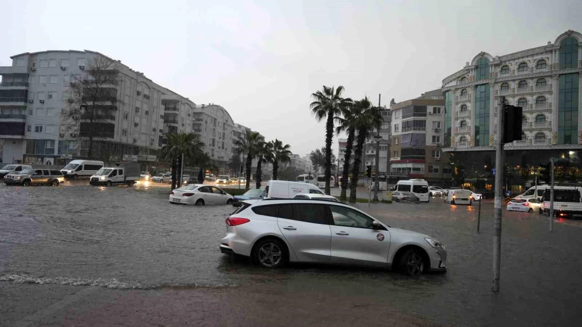 Görüntü sele teslim olan Antalya\'dan! Gebizli Mahallesi resmen sular altında kaldı