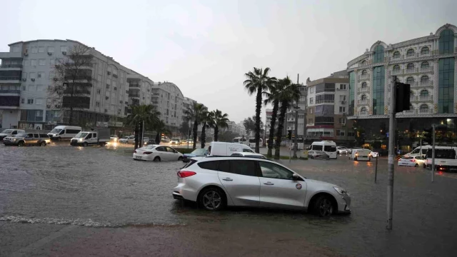 Görüntü sele teslim olan Antalya'dan! Gebizli Mahallesi resmen sular altında kaldı