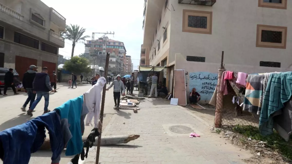 İsrail saldırılarında yerle bir olan restoran çalışanları zor şartlar altında hizmet vermeye devam ediyor