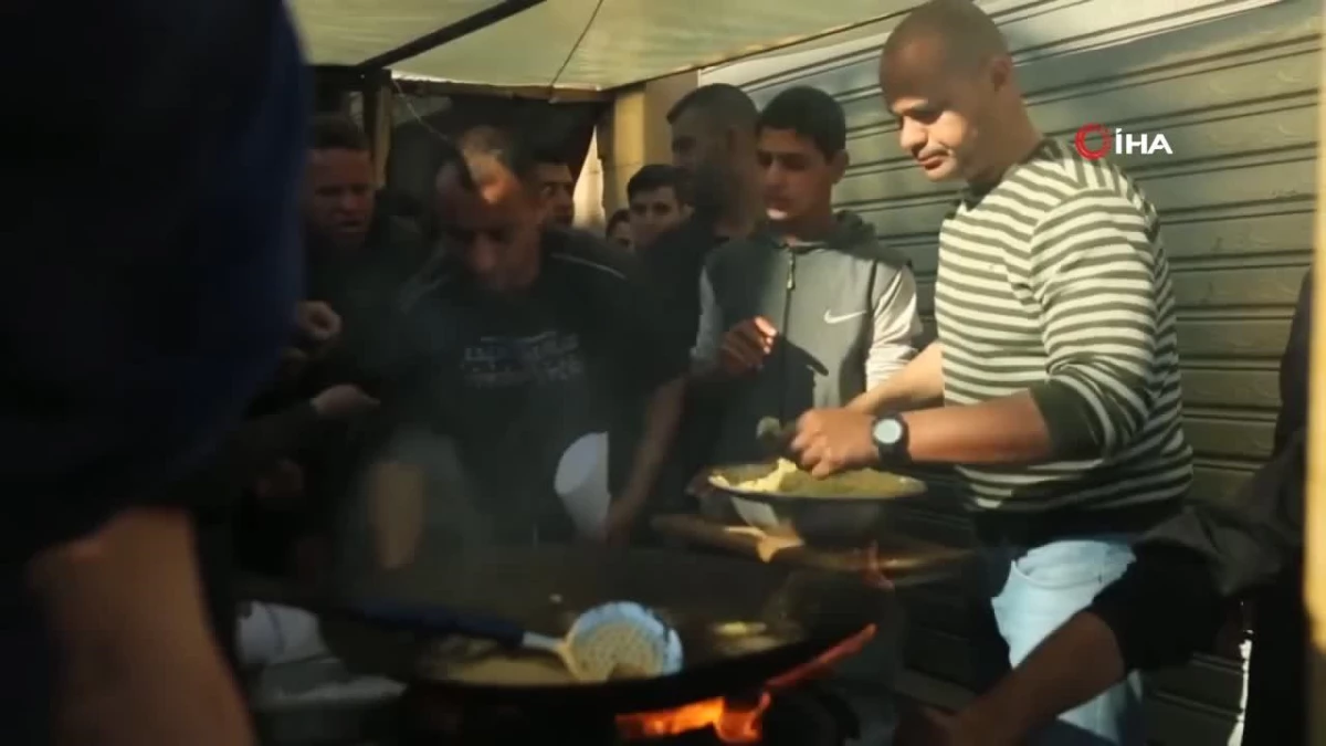 Gazze\'de enkaza dönen restoranın çalışanları tezgah açarak hizmet vermeye devam ediyor