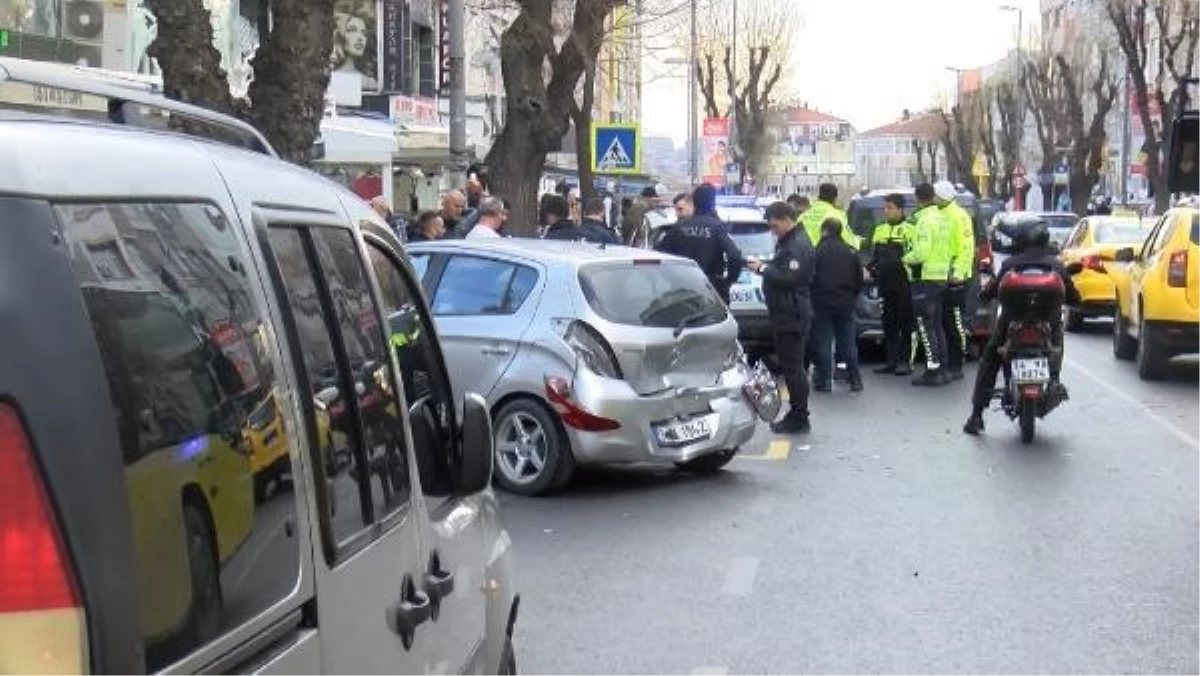 GÜNGÖREN\'de sürücüsünün hakimiyetini kaybeden otomobil 5 araca çarptıktan sonra tekstil mağazasına girdi