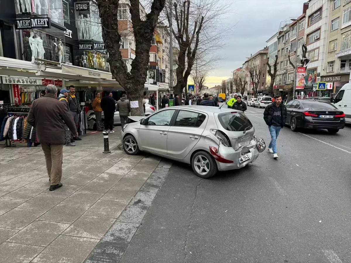 Güngören\'de Kontrolden Çıkan Otomobil 5 Araça Çarptı