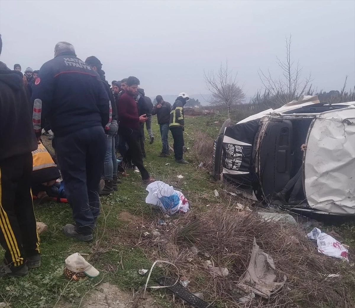 Hatay\'ın Kırıkhan ilçesinde minibüs devrildi: 13 tarım işçisi yaralandı