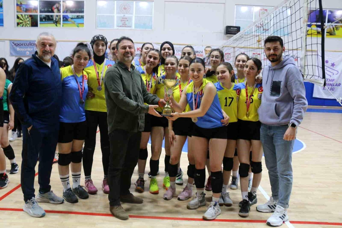 Sivas\'ta Genç Kızlar Voleybol Şampiyonu İl Özel İdare Spor Kulübü