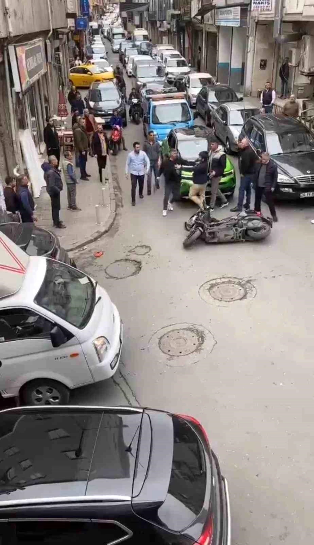 Kağıthane\'de Yol Vermeme Kavgası: Araç Sürücüsü Motosikletliye Saldırdı