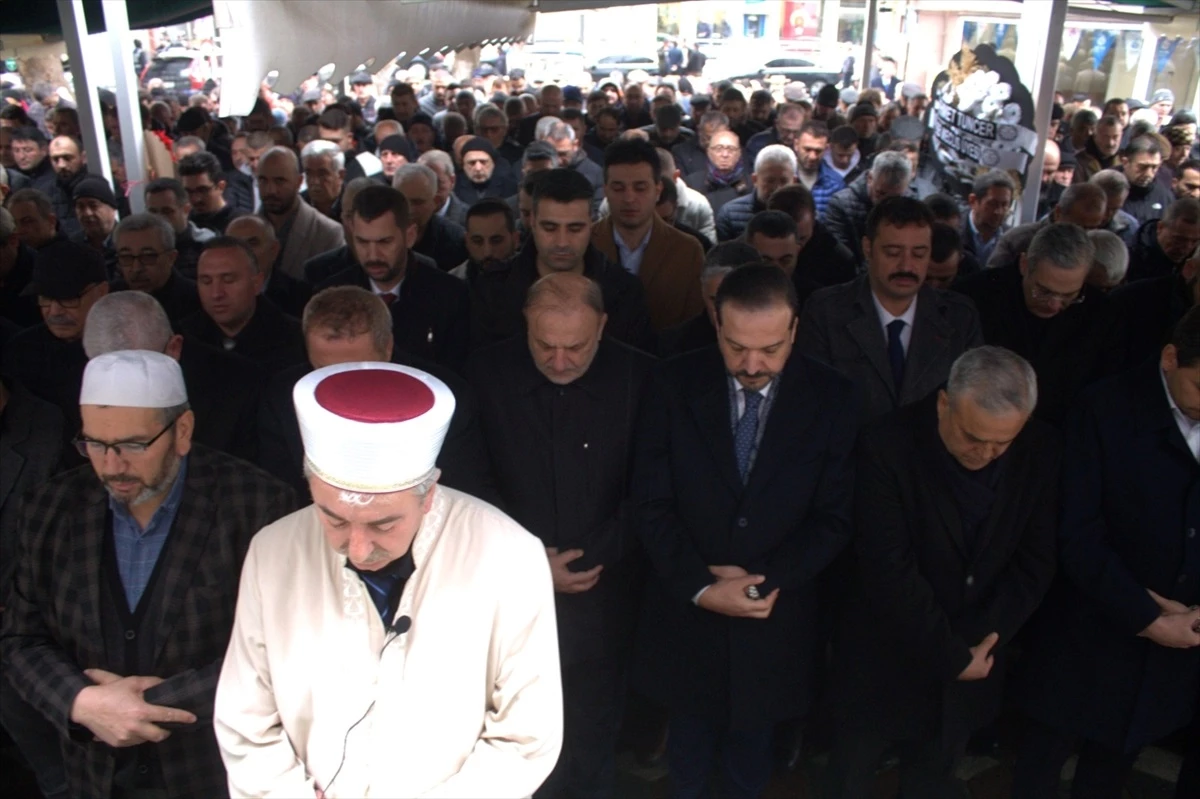 İYİ Parti Genel Başkan Yardımcısı Hakan Şeref Olgun\'un babasının cenazesi toprağa verildi