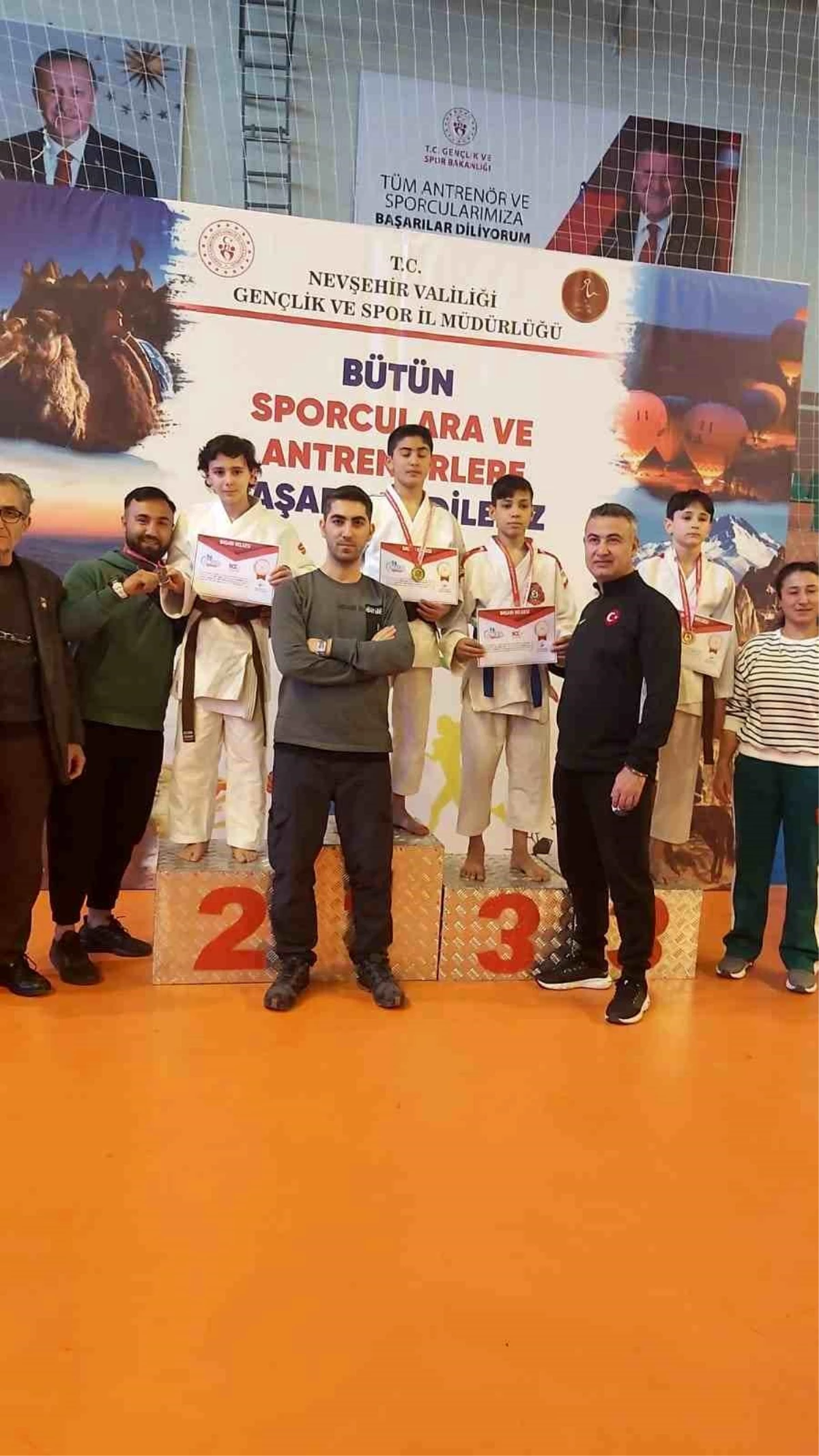 Sivaslı sporcular Nevşehir\'de altın madalyalar kazandı