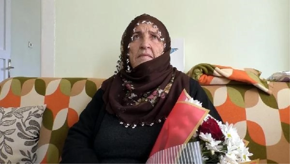 Erciş\'te yaşlı kadına sürpriz doğum günü kutlaması