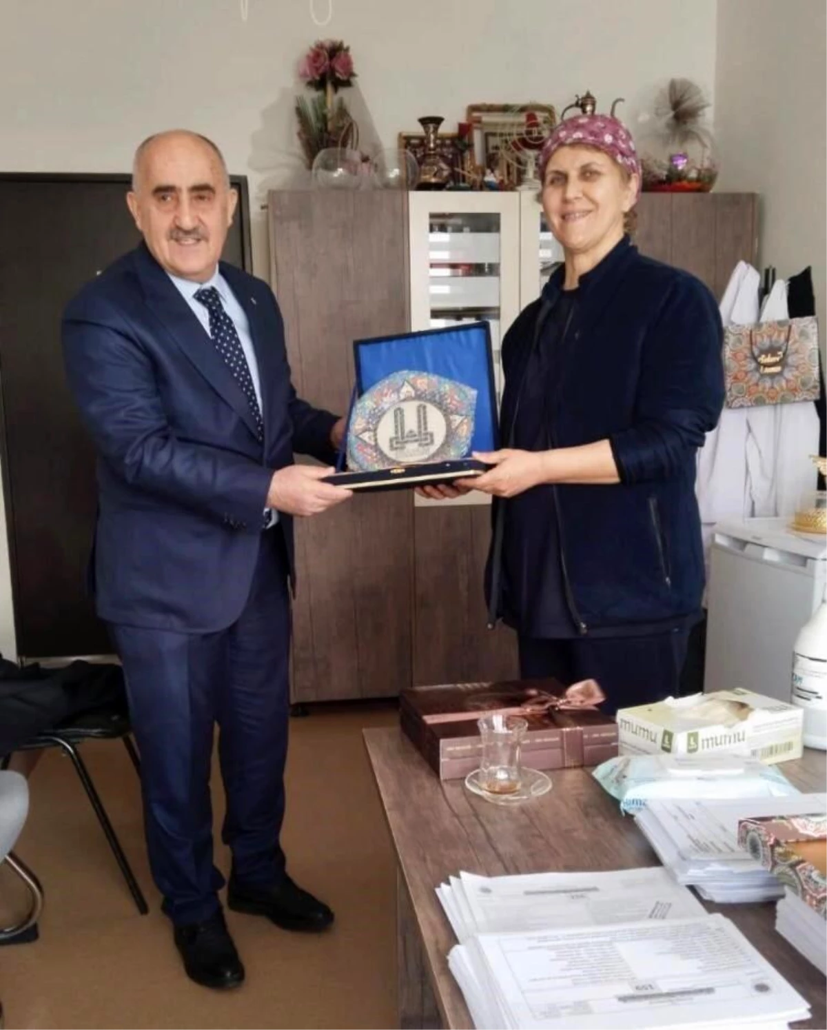 Erzurum Kent Konseyi Başkanı, meme kanseri konusunda duyarlılık gösteren Prof. Dr. Müfide Nuran Akçay\'a teşekkür etti