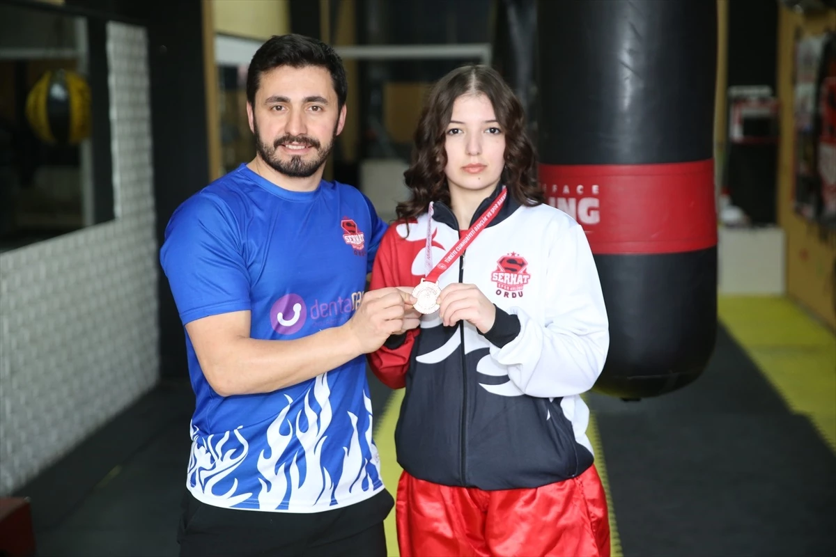 Türkiye Okul Sporları Gençler Kick Boks Şampiyonası\'nda bronz madalya kazanan sporcu baygınlık geçirdi