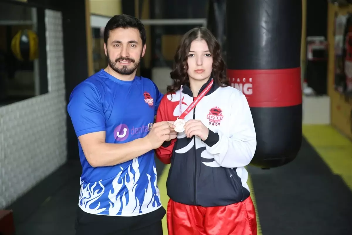 Türkiye Okul Sporları Gençler Kick Boks Şampiyonası'nda bronz madalya kazanan sporcu baygınlık geçirdi