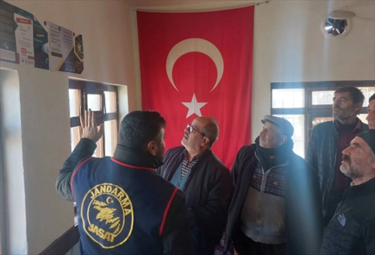 Kırşehir\'de Jandarma Vatandaşları Dolandırıcılık Konusunda Bilgilendirdi