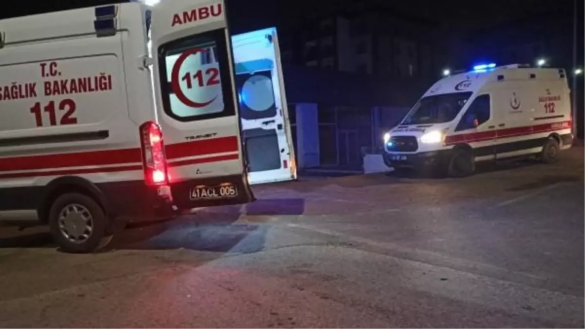 Kartepe\'de kafa kafaya çarpışan otomobillerde 3 kişi yaralandı