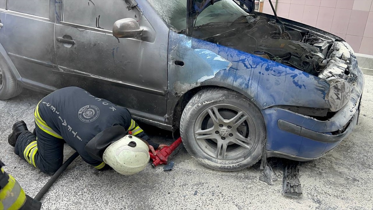 Gebze\'de otomobil alev aldı, güvenlik kamerasına yansıdı