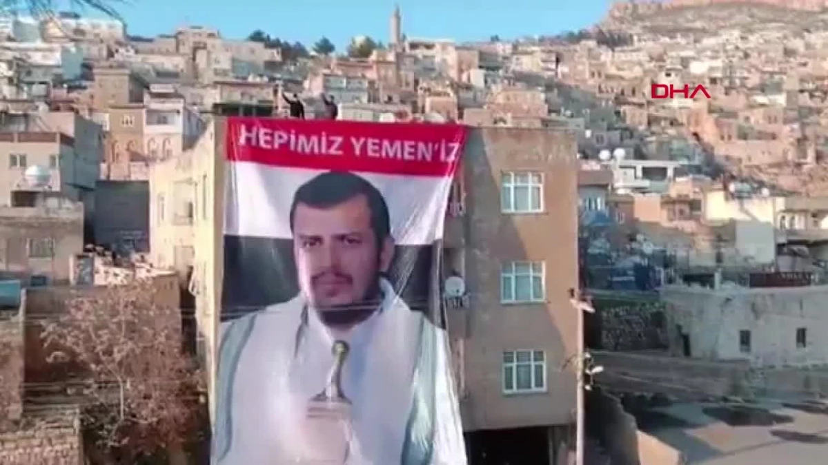 Yemen Ensarullah Hareketi lideri El-Husi\'nin dev posteri Mardin\'de asıldı