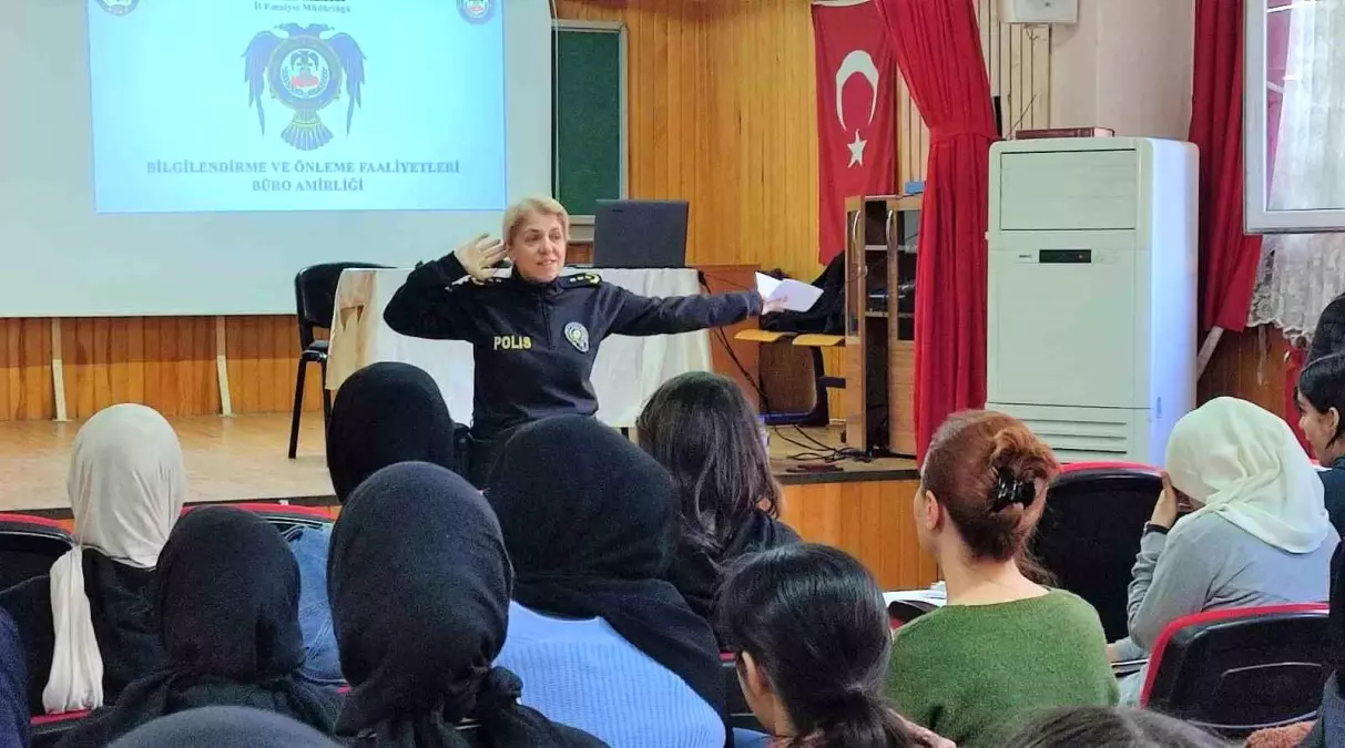 Mersin Emniyet Müdürlüğü, Kız İmam Hatip Anadolu Lisesi öğrencilerine bilgilendirme çalışması yaptı