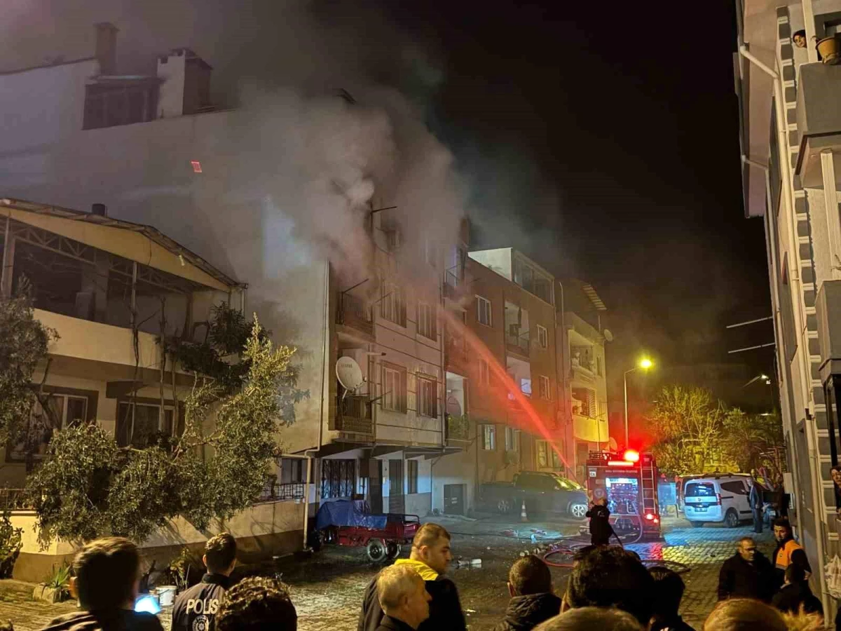 Mudanya\'da 4 Katlı Apartmanın Üst Katında Yangın Çıktı