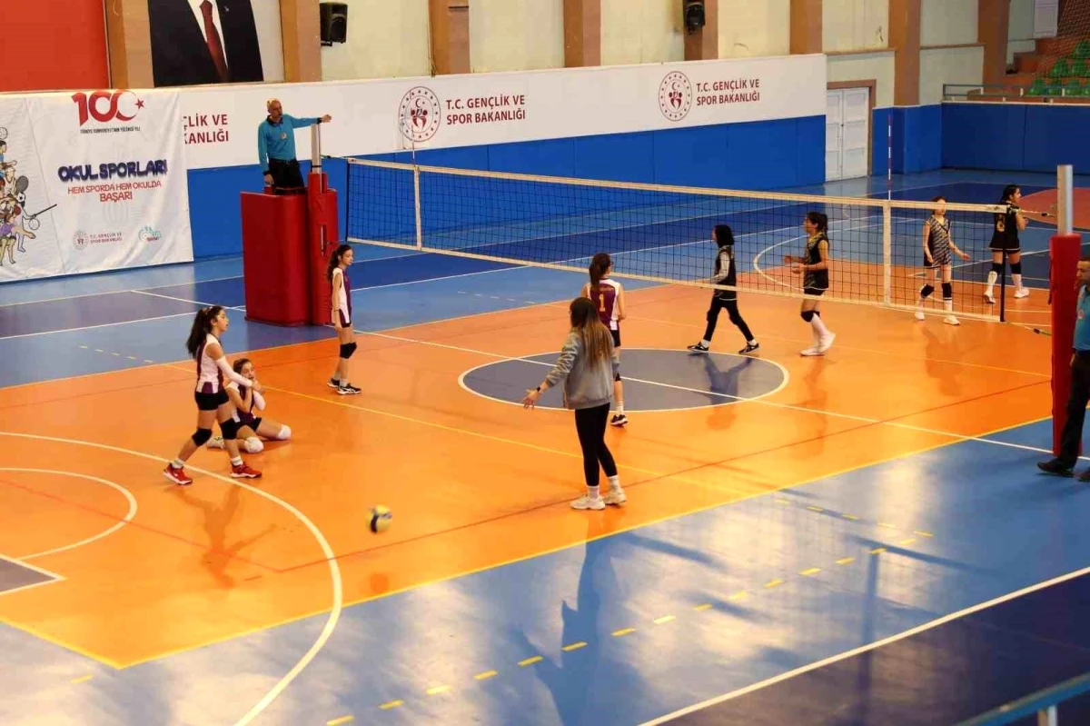 2023-2024 Okul Sporları Voleybol Küçükler Kız-Erkek Grup Müsabakaları Nevşehir\'de Başladı
