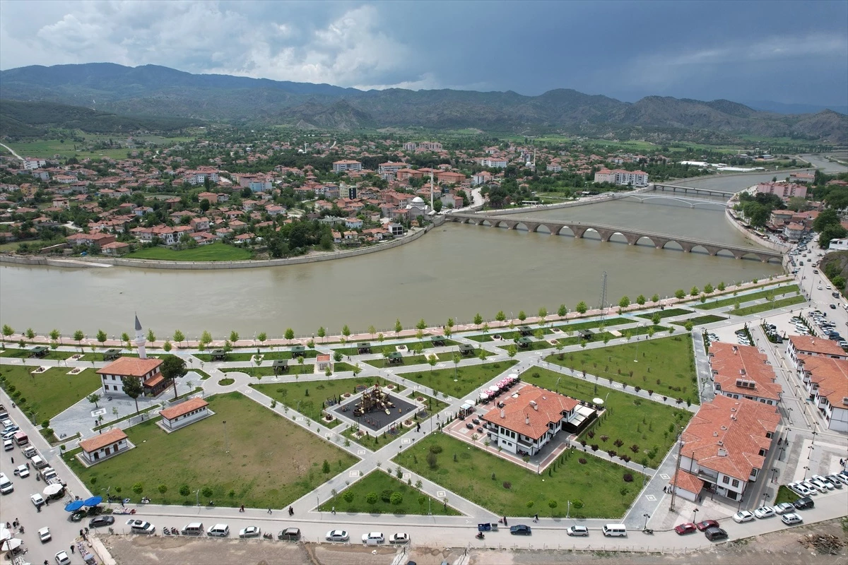 Çorum\'un Osmancık ilçesinde Kızılırmak kenarına Atatürk Parkı kuruldu