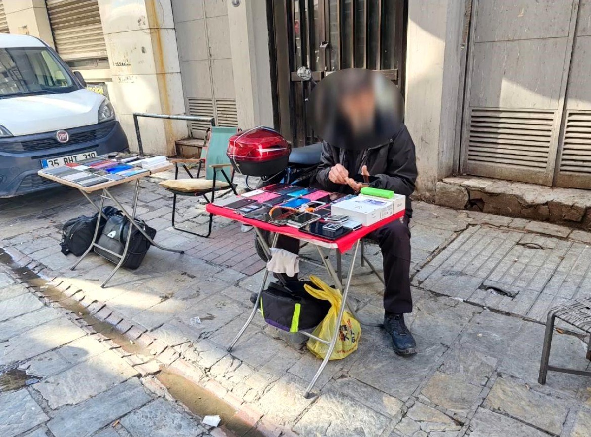 İzmir\'de Hırsızlık Şüphelisi Seyyar Telefoncu Kılığındaki Polis Tarafından Yakalandı