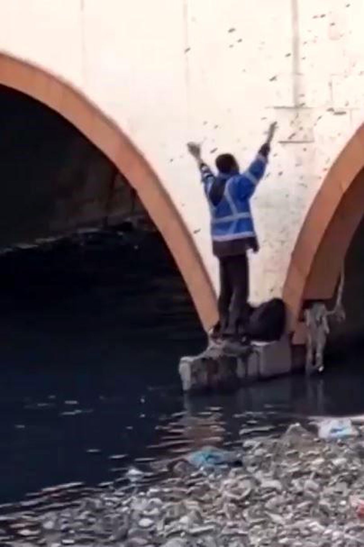 Esenyurt\'ta Polisten Kaçan Şahıs, Atladığı Derede Mahsur Kaldı