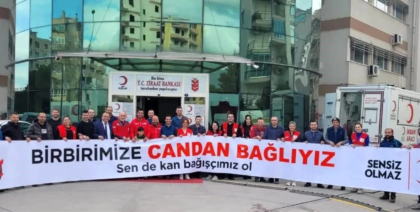 İzmir\'de PTT Kargo Çalışanları Kızılay Kampanyasına Kan Bağışında Bulundu