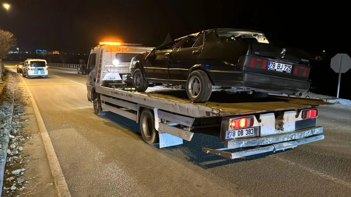 Karabük\'te devrilen otomobilin sürücüsü kazadan yara almadan kurtuldu