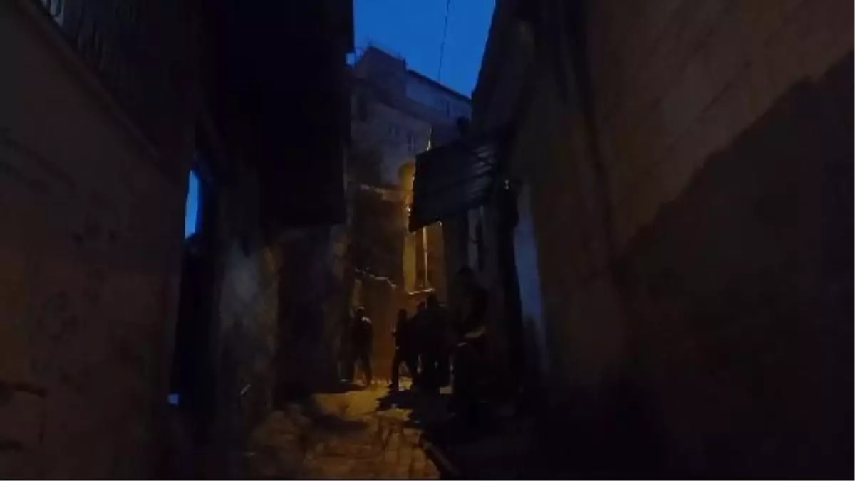 Şanlıurfa'da odun deposu olarak kullanılan bina çöktü, bir kişi enkaz altında kaldı