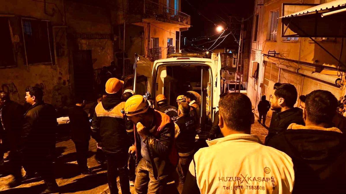 Şanlıurfa\'da çöken evin enkazında bir kişinin cansız bedenine ulaşıldı