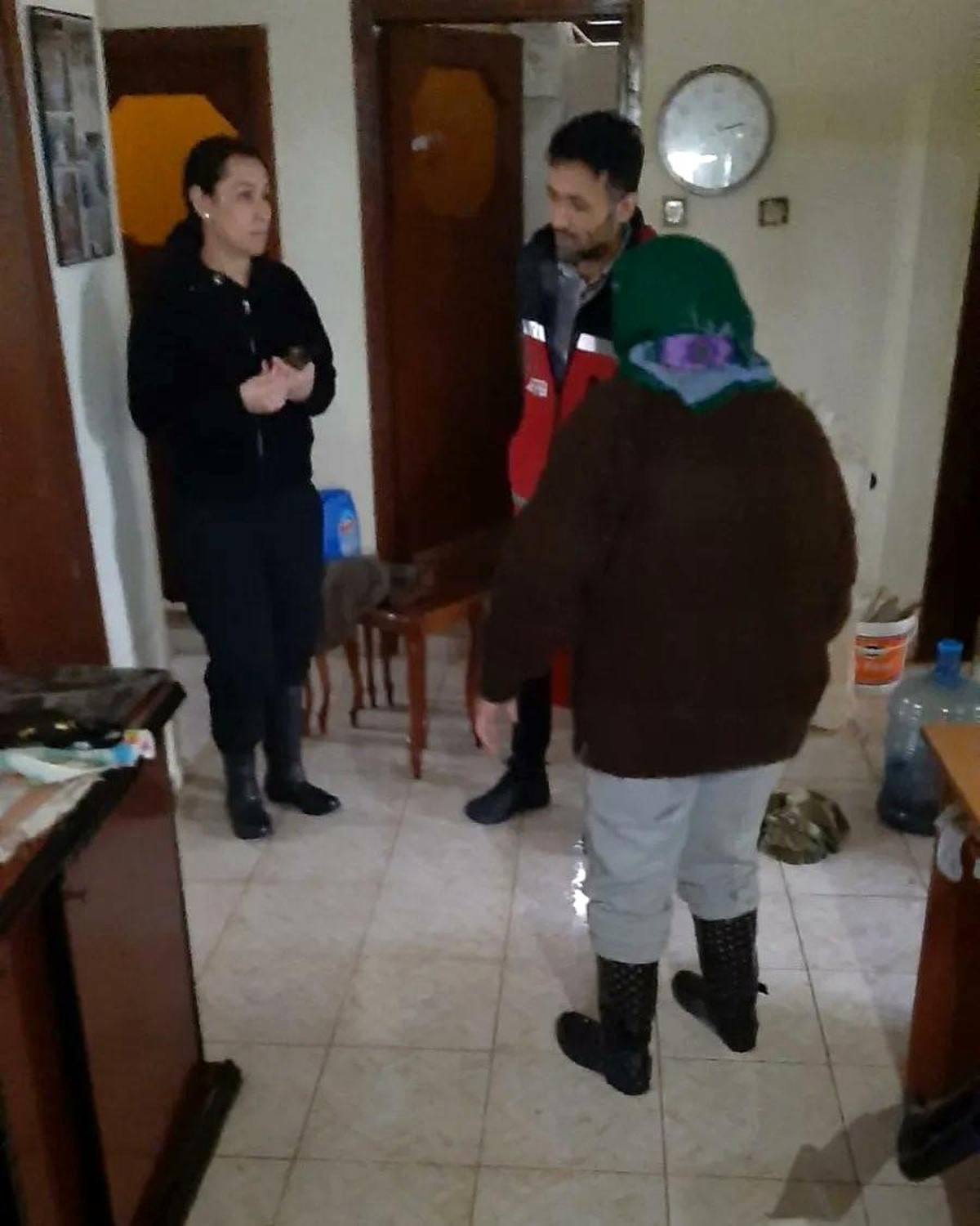 Antalya Aile ve Sosyal Hizmetler İl Müdürlüğü, sel felaketinde su basan vatandaşlara psikososyal destek sağlıyor