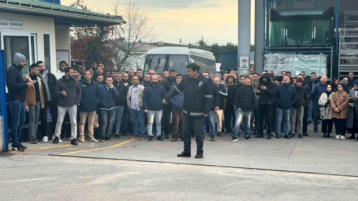 Gebze\'deki Fabrikada İşten Çıkarılan İşçiler Protesto Etti