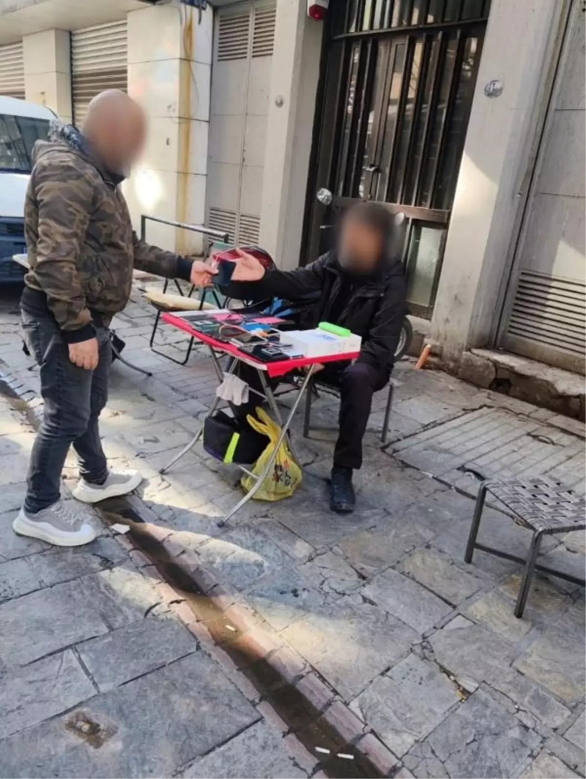 İnternet kafeden çalınan cep telefonunu sivil polislere satmaya çalışan hırsız suçüstü yakalandı