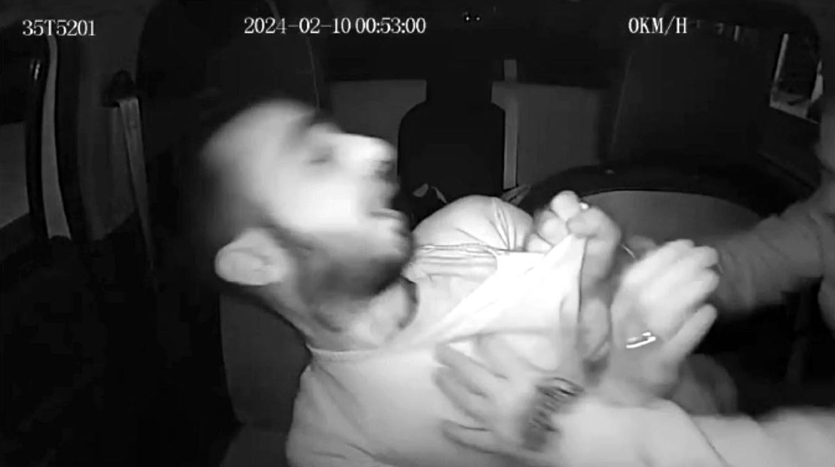 İzmir\'de eski sevgilisinin bindiği taksinin sürücüsünü darbeden saldırgan adli kontrolle serbest bırakıldı