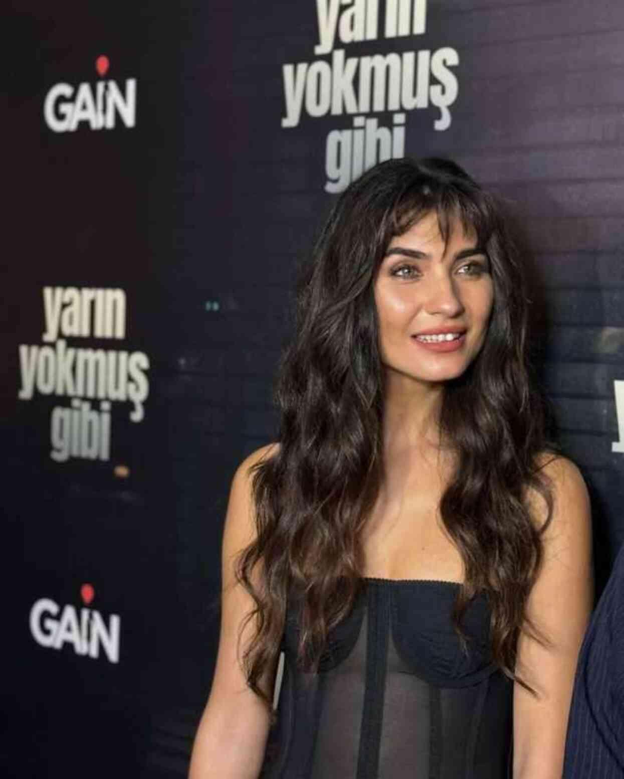 Tuba Büyüküstün, başrol olduğu dizinin galasında şıklığıyla göz kamaştırdı