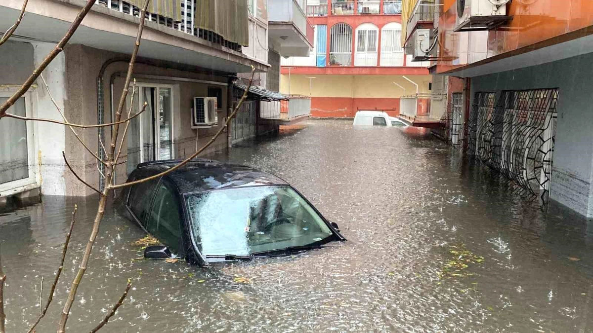 Antalya\'da Şiddetli Yağmur ve Fırtına Felakete Yol Açtı