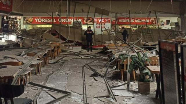 Ünlü zincir restoranın tavanı çöktü, onlarca kişi ölümden döndü