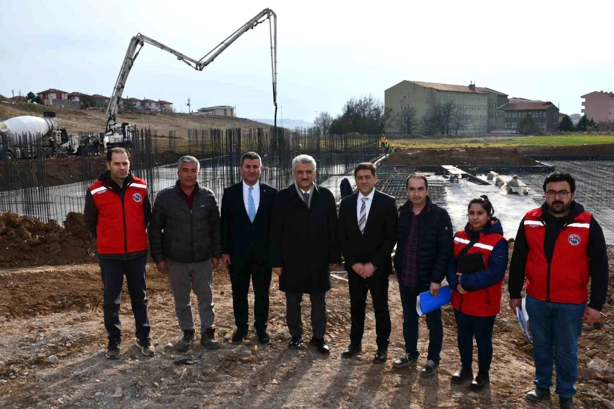 Kırıkkale Valisi Mehmet Makas, spor kompleksi ve özel eğitim uygulama merkezi inşaatını inceledi